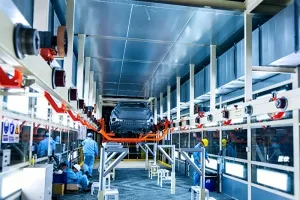 Overhead friction-driven pallet conveyor